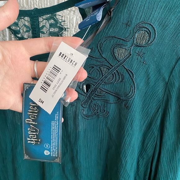 BoxLunch Harry Potter Wands Fashion Top Green Ruffle Sleeve Blouse Shirt S NWT - Picture 4 of 7